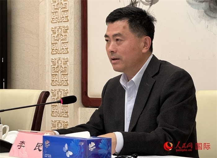 10月31日，歐美同學(xué)會(huì)秘書長李民在第五屆中法文化論壇媒體吹風(fēng)會(huì)上講話。（人民網(wǎng) 謝瑩攝）