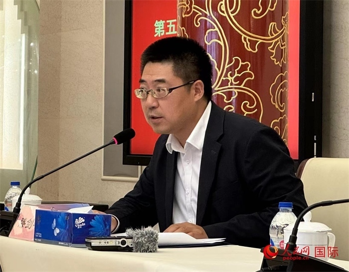 10月31日，歐美同學(xué)會(huì)副秘書長滕劍峰在第五屆中法文化論壇媒體吹風(fēng)會(huì)上講話。（人民網(wǎng) 謝瑩攝）