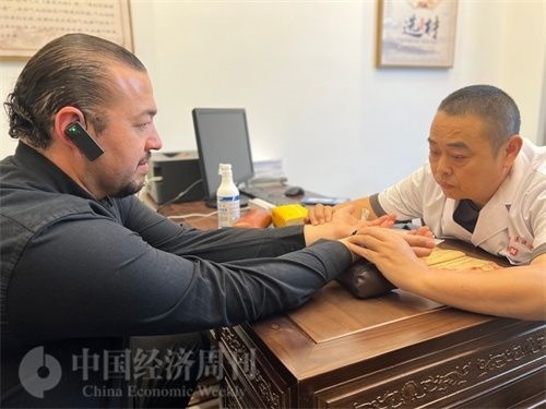  （外媒記者走進中醫(yī)堂，問診中醫(yī)名師。中國經(jīng)濟周刊記者 郭志強攝）