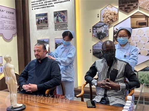  （外媒記者爭先恐后體驗艾灸，直呼神奇。中國經(jīng)濟周刊記者 郭志強 攝）