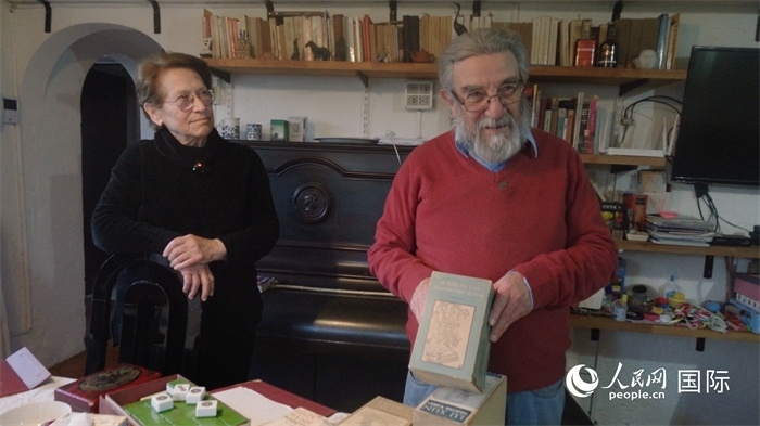 艾麗西亞·奧夫雷貢（左）和馬里奧·帕佐斯向記者展示家中收藏的西班牙語版《紅樓夢》。人民網(wǎng)記者 張若涵攝