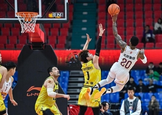 11月4日，北京控股隊(duì)球員費(fèi)爾德（右一）在比賽中投籃。新華社記者 顏麟蘊(yùn) 攝