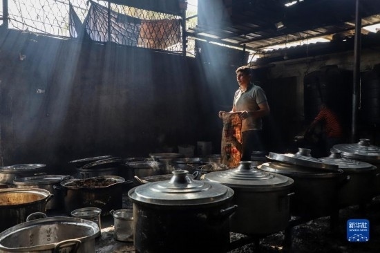 11月3日，在加沙地帶南部城市拉法，人們在煤氣中斷后用柴火做飯。新華社發(fā)（里澤克·阿卜杜勒賈瓦德攝）