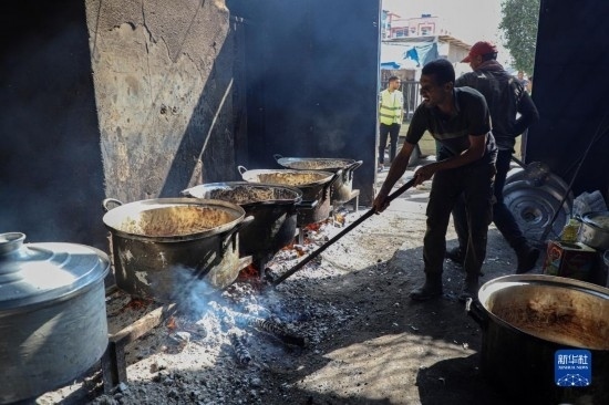 11月3日，在加沙地帶南部城市拉法，人們在煤氣中斷后用柴火做飯。新華社發(fā)（里澤克·阿卜杜勒賈瓦德攝）