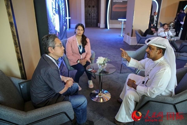 人民網記者采訪迪拜創(chuàng)新企業(yè)家索萊曼·里法伊（右一），索萊曼表示期待加強與中方合作。人民網 塔里克·易卜拉欣 攝