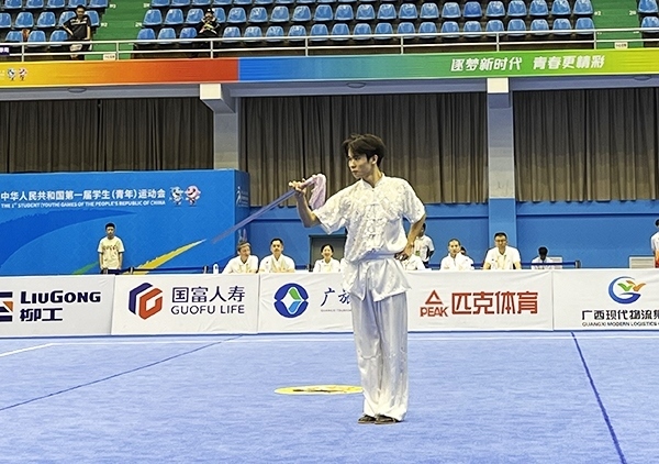 11月6日，第一屆全國學(xué)生（青年）運(yùn)動(dòng)會(huì)武術(shù)套路（大學(xué)組）男子自選劍術(shù)比賽中。人民網(wǎng)記者 歐興榮攝