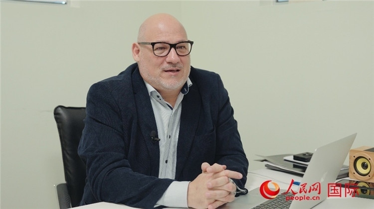 烏拉圭《共和國報》總編輯胡安·布蘭卡接受人民網(wǎng)專訪。人民網(wǎng)記者 張若涵攝