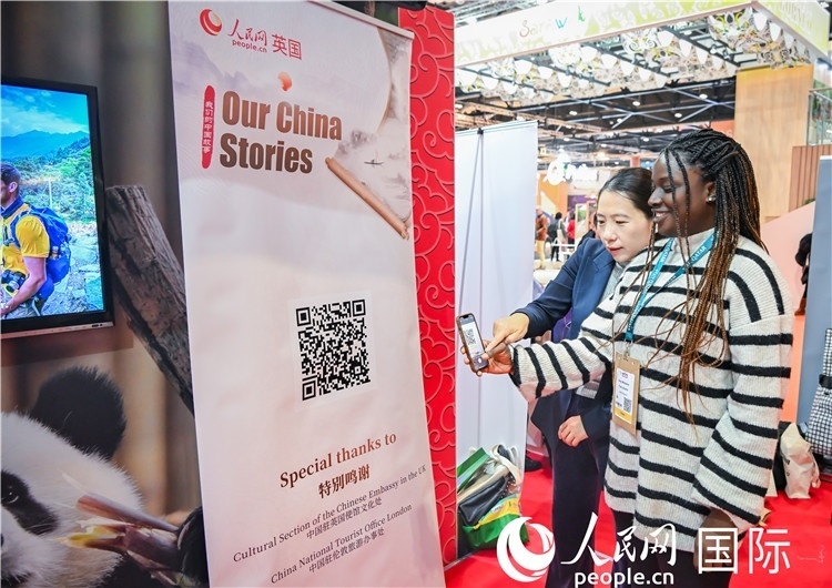 觀眾掃碼《我們的中國故事》系列視頻。人民網(wǎng) 郭錦標(biāo)攝