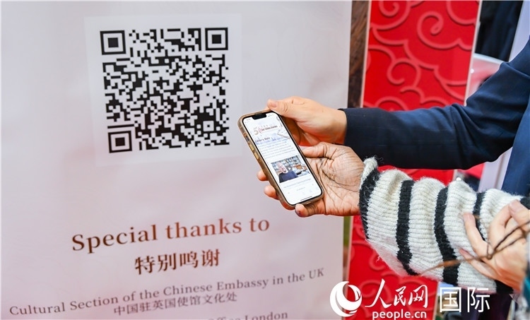 觀眾掃碼《我們的中國故事》系列視頻。人民網(wǎng) 郭錦標(biāo)攝