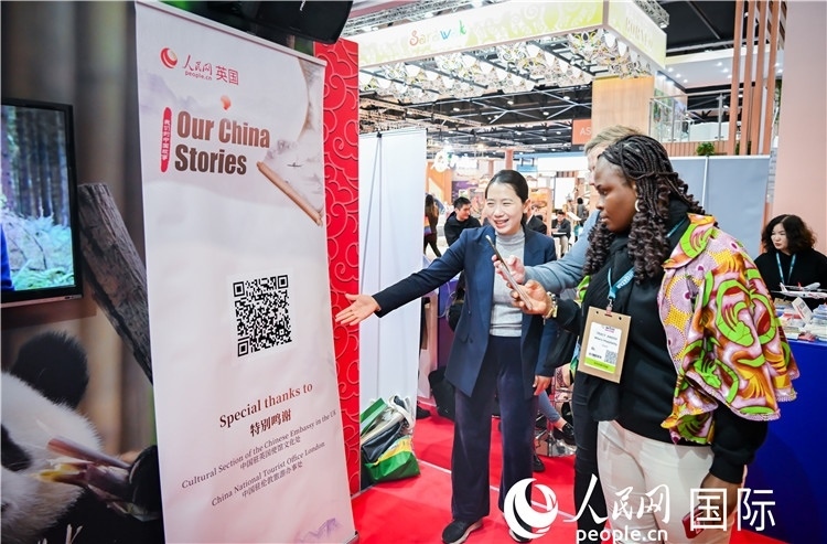 觀眾掃碼《我們的中國故事》系列視頻。人民網(wǎng) 郭錦標(biāo)攝