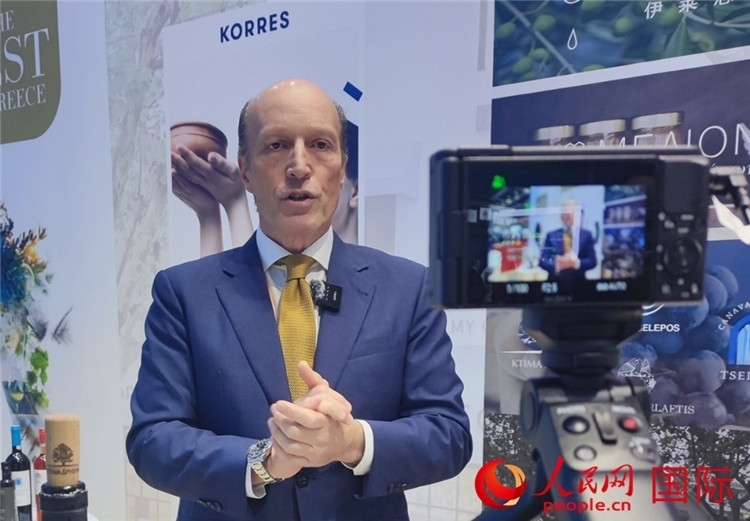 希華集團(tuán)創(chuàng)始人兼首席執(zhí)行官甘德密先生接受采訪。人民網(wǎng) 殷韜攝