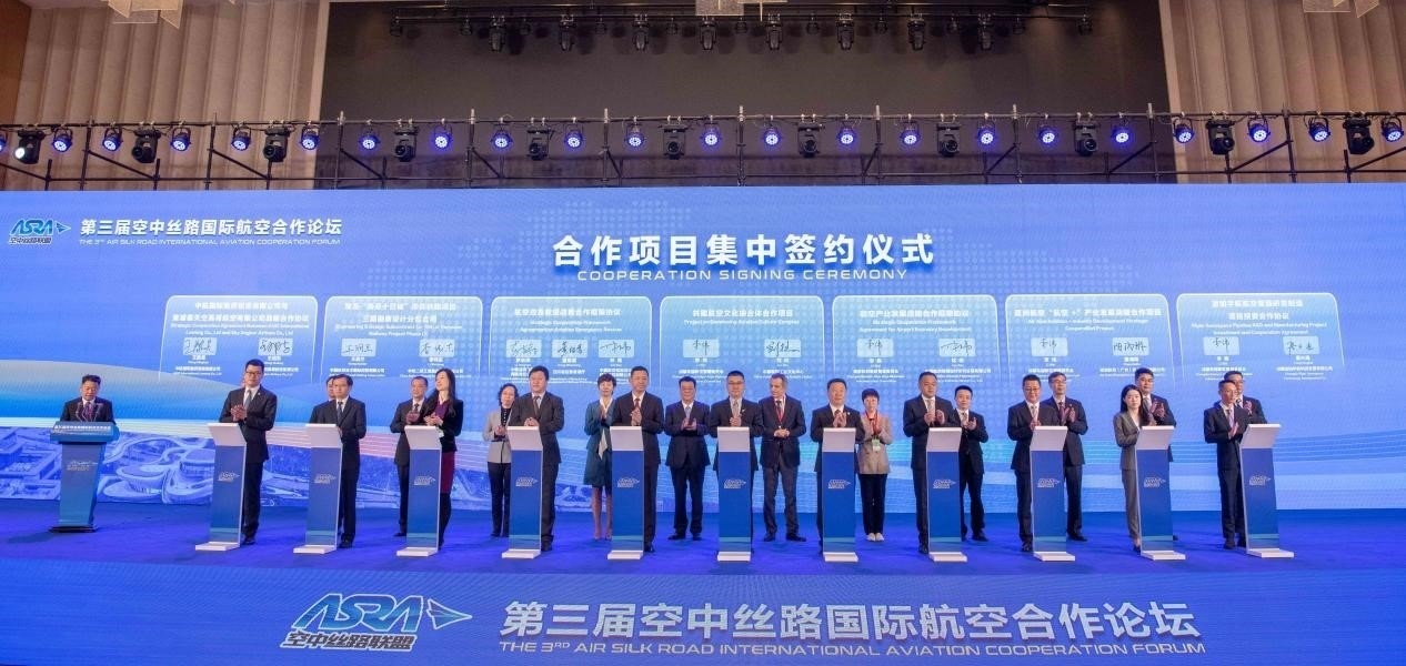 圖為7個(gè)國(guó)內(nèi)外合作項(xiàng)目現(xiàn)場(chǎng)簽約。人民網(wǎng)記者 唐宋攝