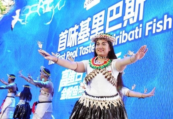 11月8日，來自基里巴斯的參展人員在基里巴斯水產(chǎn)品推介活動上表演。