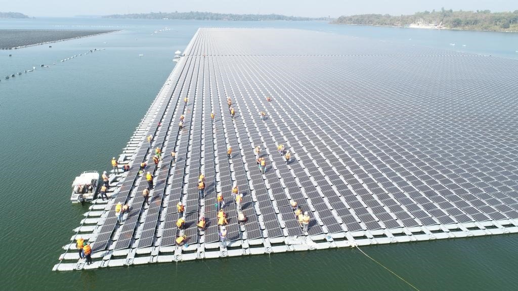 2021年1月23日，施工人員檢查泰國烏汶府詩琳通大壩綜合浮體光伏項目的太陽能板安裝情況。新華社發(fā)（泰國國家電力局項目組供圖）