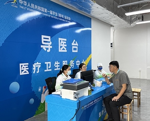 村內(nèi)住客在醫(yī)療衛(wèi)生服務(wù)中心導(dǎo)醫(yī)臺(tái)問診。人民網(wǎng)記者 歐興榮攝