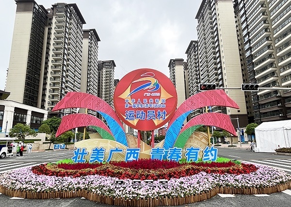 運(yùn)動(dòng)員村入口處標(biāo)識(shí)標(biāo)牌成為極受歡迎的打卡點(diǎn)。人民網(wǎng)記者 歐興榮攝