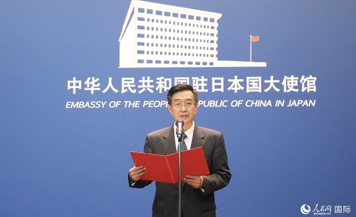 中國駐日本大使館教育處公使銜參贊杜柯偉宣讀獲獎人員名單。人民網(wǎng) 許可攝