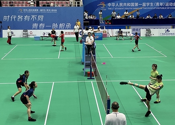 11月11日，第一屆全國學(xué)生（青年）運動會毽球（校園組）比賽現(xiàn)場。人民網(wǎng)記者 歐興榮攝