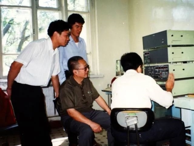 秦裕琨與團隊在一起。哈爾濱工業(yè)大學(xué)供圖