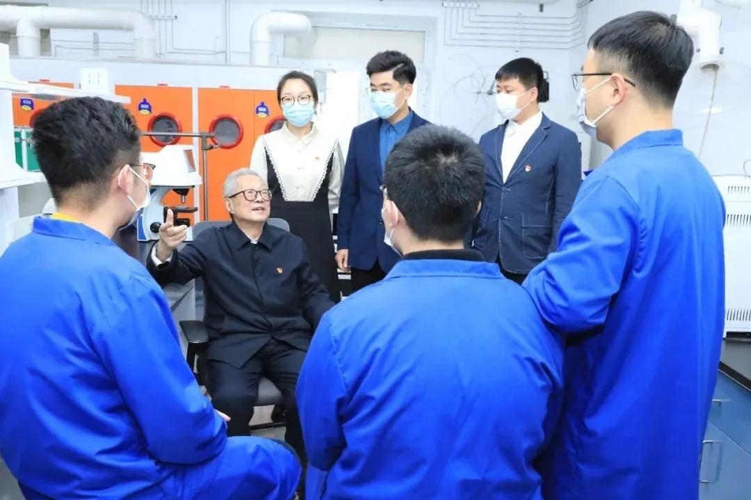 秦裕琨院士在實驗室與青年師生交流。哈爾濱工業(yè)大學(xué)供圖