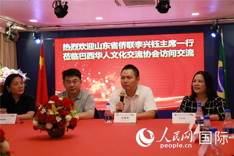 中國(guó)駐里約熱內(nèi)盧副總領(lǐng)事王尉育（右二）發(fā)表致辭。人民網(wǎng)記者宋亦然攝