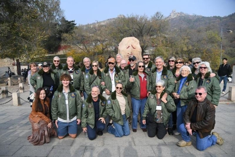 2023年10月29日，美國飛虎隊(duì)老兵莫耶一行人在北京八達(dá)嶺長城合影留念。