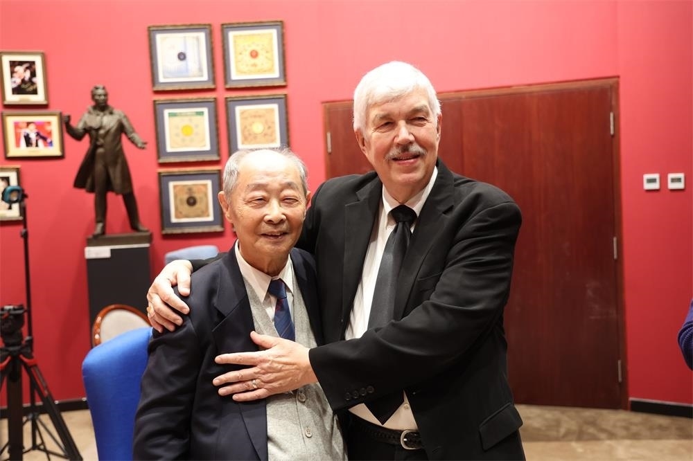 費(fèi)城交響樂團(tuán)小提琴演奏家戴維·布斯與原中央樂團(tuán)小提琴演奏家朱信人50年后再相聚。