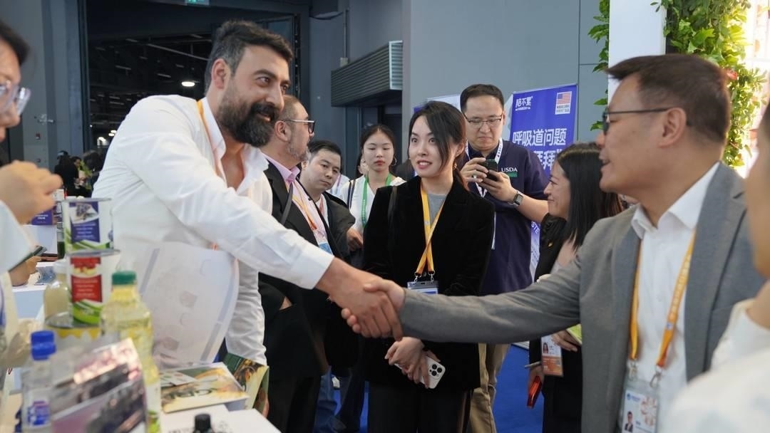 第六屆進(jìn)博會(huì)上，國內(nèi)一家超市行業(yè)的客商與來自美國佐治亞州的企業(yè)展商達(dá)成初步合作意向。