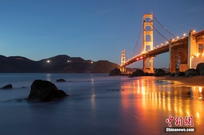 當(dāng)?shù)貢r間10月29日，美國舊金山金門大橋在海浪和夜色的襯托下美如一幅畫。<a target='_blank' href='/'><p class=