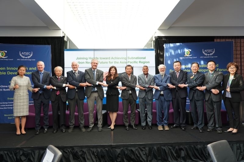 當(dāng)?shù)貢r(shí)間11月13日，2023年亞太經(jīng)合組織會(huì)議期間的重要邊會(huì)“綠色創(chuàng)新與可持續(xù)發(fā)展論壇”在舊金山舉行，有關(guān)學(xué)者、政府官員和清潔能源企業(yè)代表近200人出席。圖為參加論壇的主要嘉賓合影留念?？巳R爾·希斯莫爾 攝