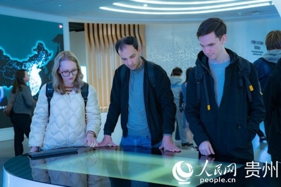 在國家大數(shù)據(jù)（貴州）綜合試驗區(qū)交流體驗中心，歐亞國家記者體驗貴州大數(shù)據(jù)應(yīng)用場景。人民網(wǎng) 陽茜攝