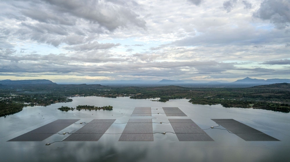 這是2022年12月8日在泰國烏汶府詩琳通水庫拍攝的浮體光伏項(xiàng)目（無人機(jī)照片）。中泰兩國聯(lián)合修建的浮體光伏項(xiàng)目2021年10月投入商業(yè)運(yùn)營。中國制造的電池板不斷將日光轉(zhuǎn)化為清潔電能，輸送至當(dāng)?shù)厍Ъ胰f戶。