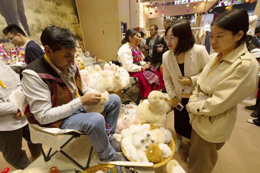 2023年11月7日，秘魯羊駝毛制品手藝人馬馬尼大叔在中國上海舉辦的第六屆進(jìn)博會(huì)上展示羊駝玩偶制作工藝。秘魯特色羊駝毛制品連續(xù)六屆在進(jìn)博會(huì)上亮相，收獲大量訂單。進(jìn)博會(huì)大舞臺(tái)讓秘魯傳統(tǒng)手藝人有了更廣闊的發(fā)展空間。