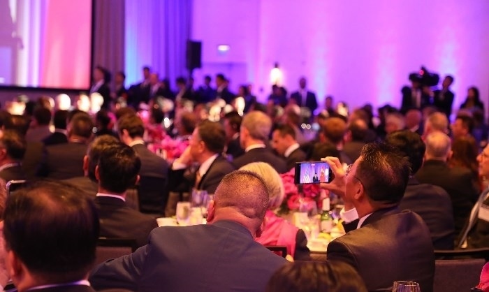 當(dāng)?shù)貢r(shí)間11月15日晚，國(guó)家主席習(xí)近平在美國(guó)舊金山出席美國(guó)友好團(tuán)體聯(lián)合舉行的歡迎宴會(huì)。在熱烈的掌聲中，習(xí)近平發(fā)表重要演講。圖為參加晚宴人士認(rèn)真聆聽演講。人民日?qǐng)?bào)記者 李志偉 攝