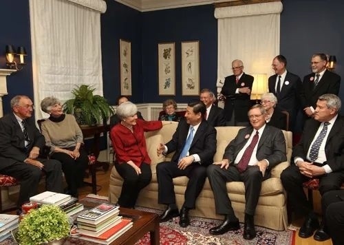 △2012年2月15日，習近平在前艾奧瓦州友好省州委員會委員蘭蒂夫人（左三）的家中回憶1985年訪問該地時的情景。