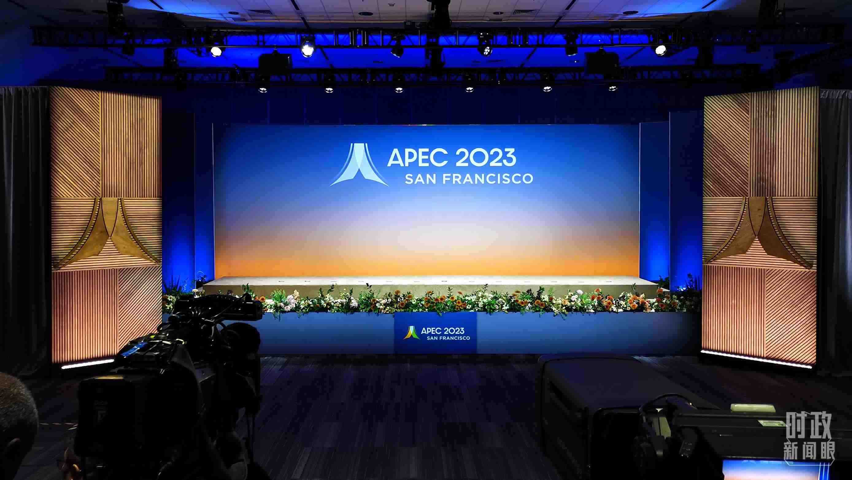 △16日，APEC領(lǐng)導人同東道主嘉賓在對話會前集體合影，圖為記者們在等待合影開始。（總臺央視記者石偉明拍攝）