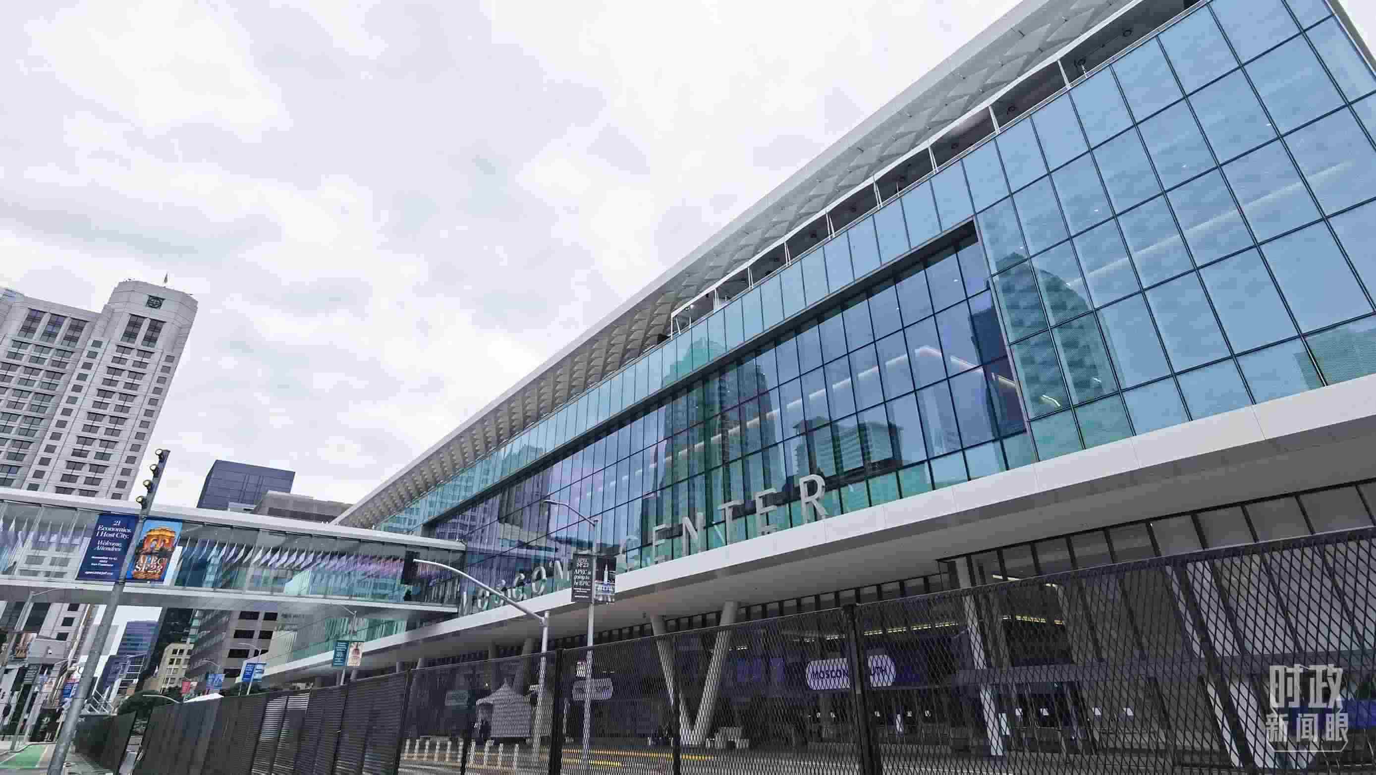 △美國舊金山，莫斯康中心，APEC第三十次領(lǐng)導人非正式會議在這里舉行。（總臺央視記者曹亞星拍攝）