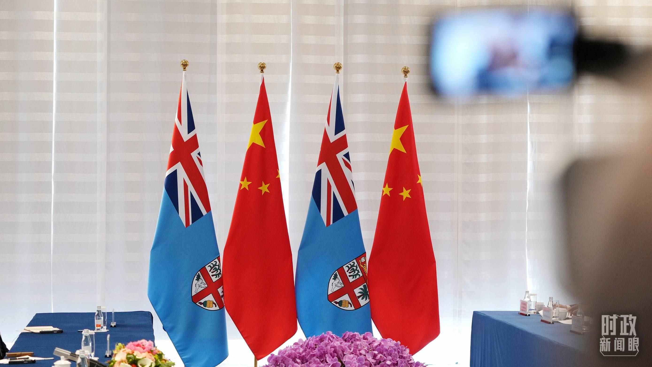 △會談現(xiàn)場的中斐兩國國旗。（總臺國廣記者李晉拍攝）