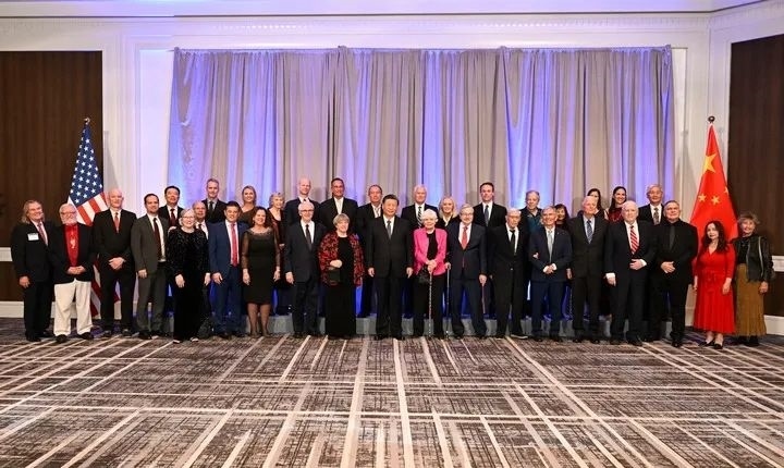 當(dāng)?shù)貢r間11月15日晚，國家主席習(xí)近平在美國舊金山出席美國友好團(tuán)體聯(lián)合舉行的歡迎宴會。這是宴會開始前，習(xí)近平會見飛虎隊(duì)和史迪威將軍后人、鼓嶺、艾奧瓦州、華盛頓州等方面友好人士代表，同他們親切交談并合影留念。圖源：新華社