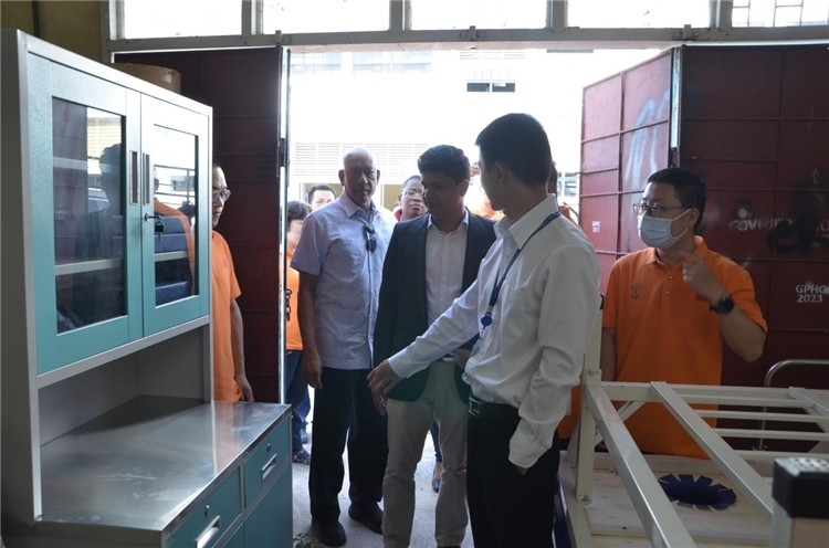 喬治敦公立醫(yī)院執(zhí)行院長接收捐贈物資。第十九期中國援圭亞那醫(yī)療隊供圖