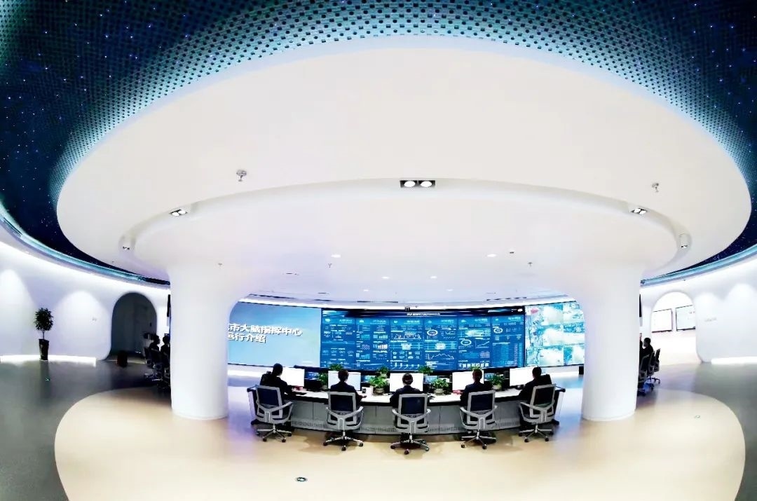 2021年2月2日，江西省撫州市東鄉(xiāng)區(qū)城市大腦指揮中心，工作人員通過城市大腦指揮平臺實時監(jiān)控、抓取、分析相關(guān)案件。