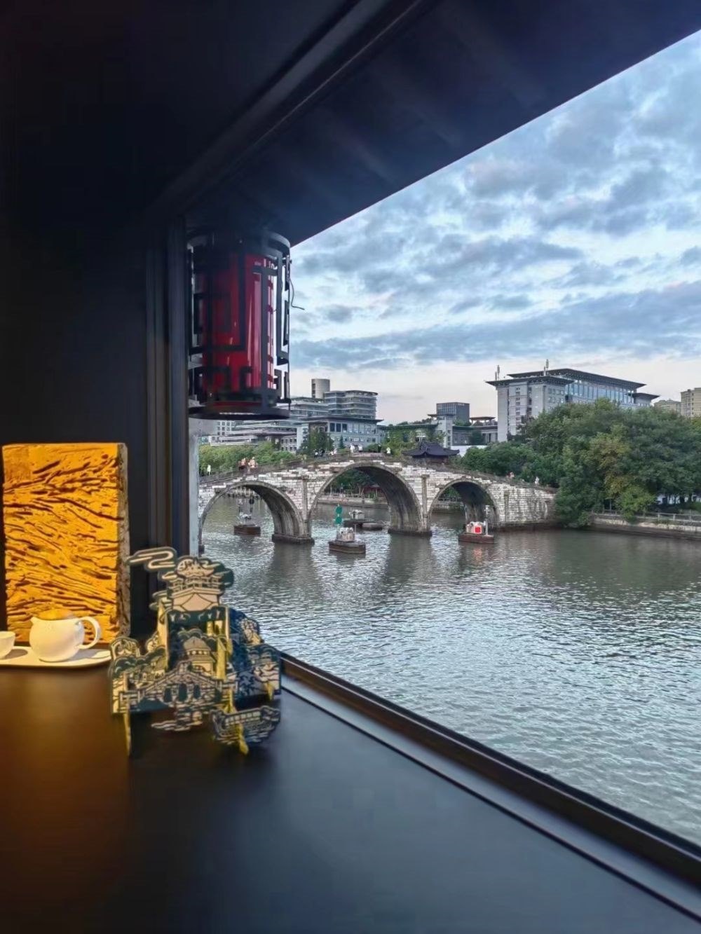 文創(chuàng)產(chǎn)品與拱宸橋。（受訪者供圖）