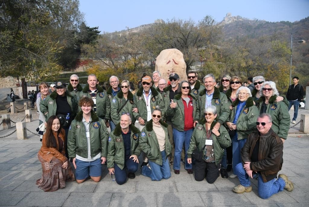 10月29日，飛虎隊(duì)老兵莫耶一行人在北京八達(dá)嶺長(zhǎng)城合影留念。當(dāng)日，美中航空遺產(chǎn)基金會(huì)訪(fǎng)華代表團(tuán)成員陸續(xù)抵達(dá)北京。新華社記者任超攝