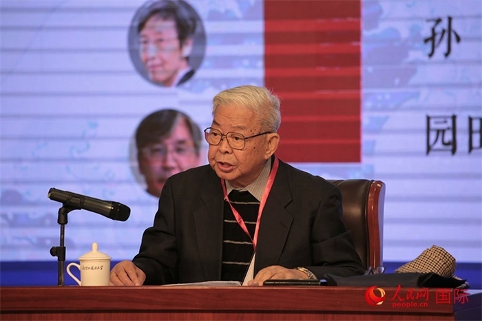 北京外國語大學(xué)北京日本學(xué)研究中心原主任嚴(yán)安生發(fā)表主旨演講。人民網(wǎng)記者 張麗婭攝