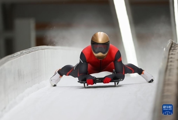 11月25日，天津隊選手閆文港在比賽中抵達終點。新華社記者 王楷焱 攝