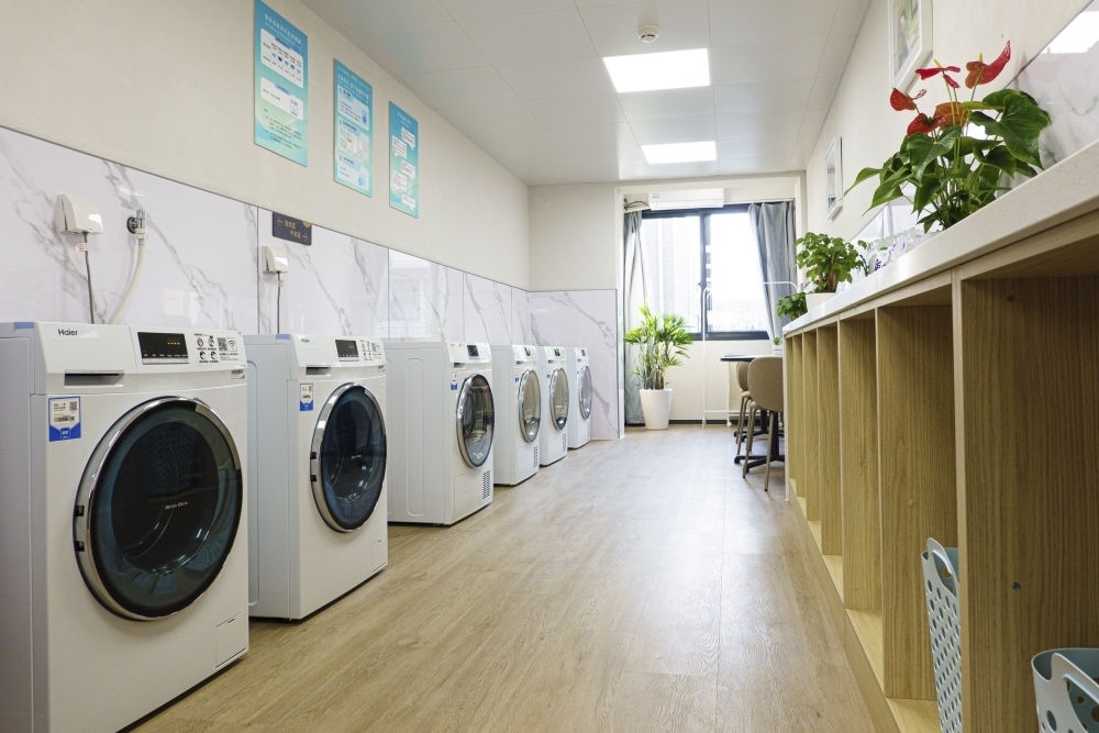 閔行區(qū)新時代城市建設(shè)者管理者之家的共享廚房和共享洗衣房。