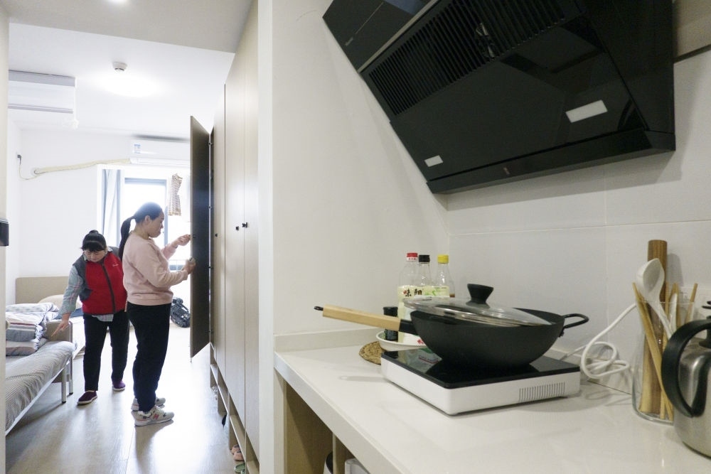 住戶在閔行區(qū)新時代城市建設(shè)者管理者之家收拾房間。