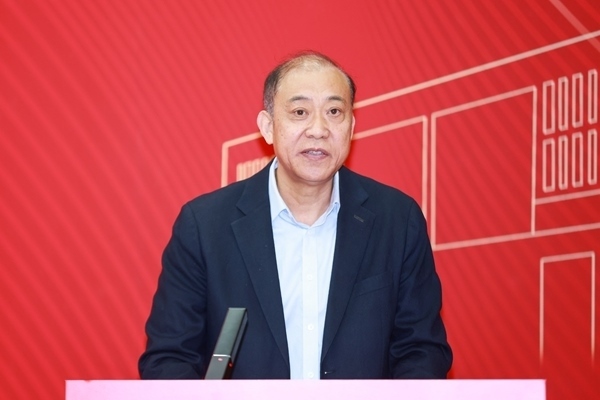 《教育踐悟錄》作者、中央財(cái)經(jīng)大學(xué)黨委書記何秀超。受訪者供圖