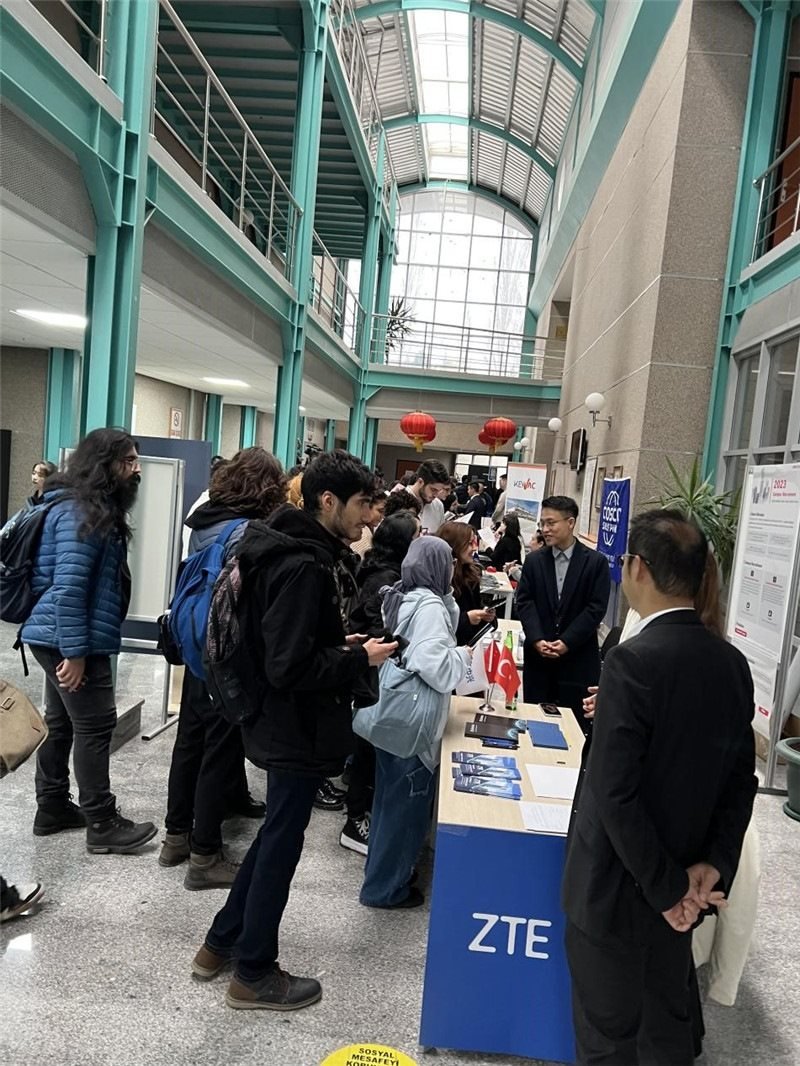 土耳其大學(xué)生在中企展臺(tái)交流。主辦方供圖