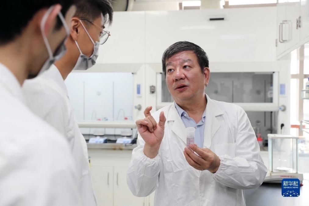 中國科學院院士、國家自然科學獎一等獎得主趙東元在復旦大學實驗室里指導學生（2023年9月2日攝）。新華社記者 劉穎 攝